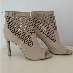 Vince Camuto 9 1/2m beige/sand bootie heels